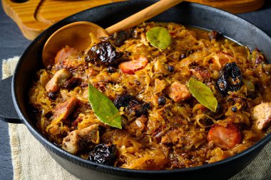 Gerçek bir Polonyalı 'Bigos', kurutulmuş erikli eski bir tariften sonra ve...