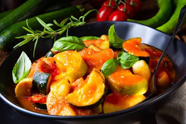 Cukkini vegetáriánus ratatouille paradicsomszósszal és fűszernövényekkel — Stock Fotó