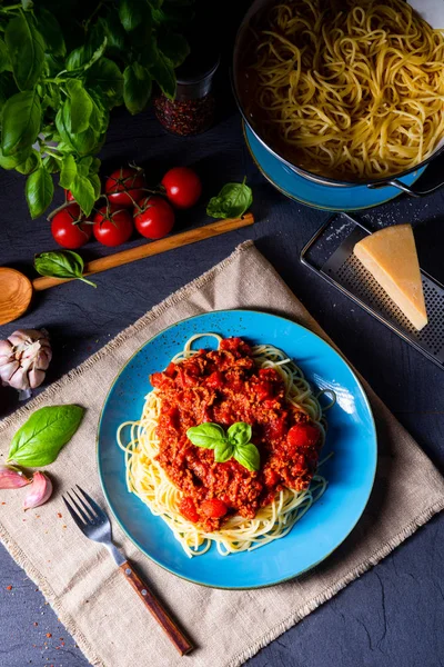 La verdadera salsa boloñesa con fideos de espagueti —  Fotos de Stock