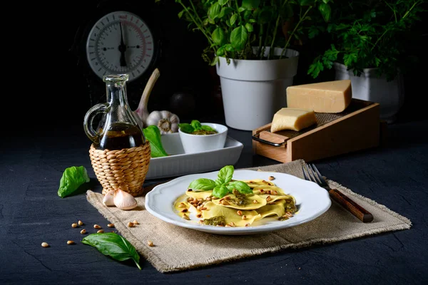 Vegetariano italiano! Tortelli with roasted pine nuts and pesto — Stock Photo, Image