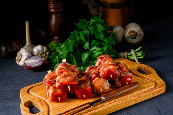 Roher Schaschlik mit verschiedenen Gemüsesorten — Stockfoto