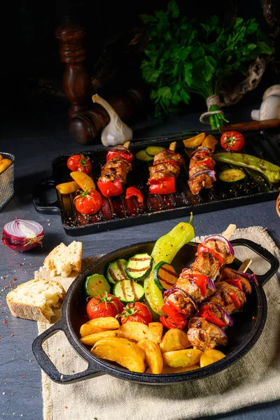 Shish kebab con varias verduras y patatas de campo especias —  Fotos de Stock
