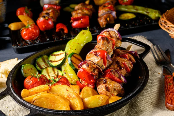 Shish kebab con varias verduras y patatas de campo especias — Foto de Stock