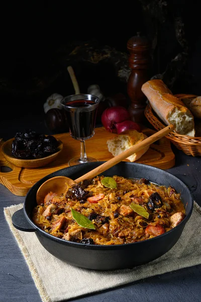 Egy igazi lengyel "Bigos", egy régi recept után, szárított szilvával és... — Stock Fotó