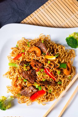 Biftek ve sebzeli kızarmış Mie eriştesi..