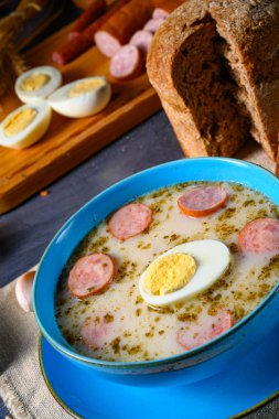 Lehçe Paskalya: Paskalya kahvaltısı için ekşi un çorbası)