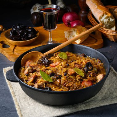 Gerçek bir Polonyalı 'Bigos', kurutulmuş erikli eski bir tariften sonra ve...