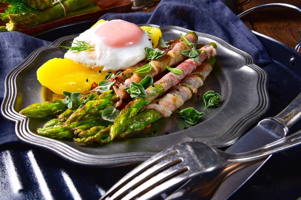 Delicious green asparagus wrapped in bacon and egg — Stock Photo, Image