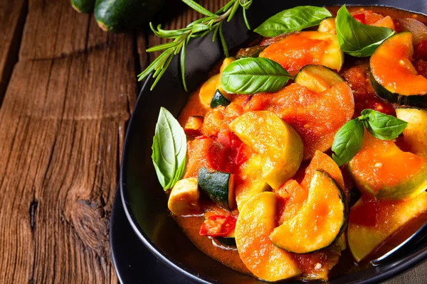 Calabacín ratatouille vegetariano con salsa de tomate y hierbas — Foto de Stock