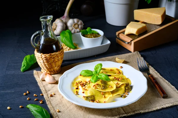 Vegetariano italiano! Tortelli met geroosterde pijnboompitten en pesto — Stockfoto