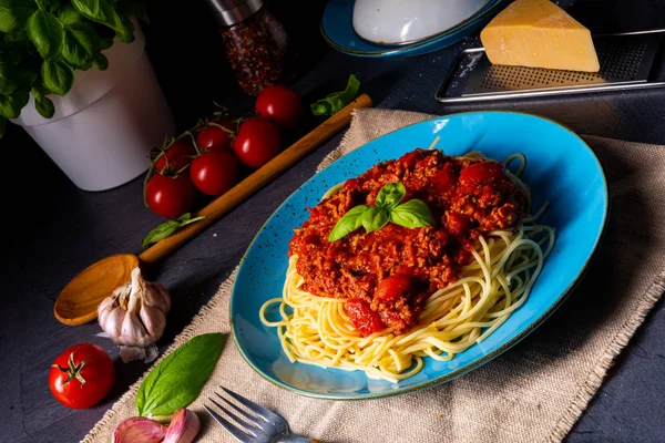 La verdadera salsa boloñesa con fideos de espagueti — Foto de Stock