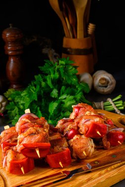 Çeşitli sebzelerle çiğ şiş kebap.