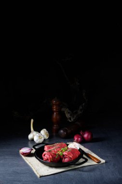 Çiğ sığır rölesi pişirmeye hazır.