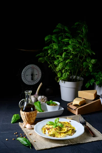 Vegetariano italiano! Tortelli s pečenými borovými ořechy a pestem — Stock fotografie