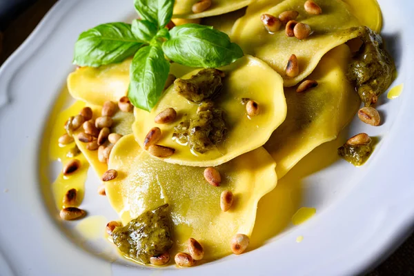 Vegetariano italiano! Tortelli met geroosterde pijnboompitten en pesto — Stockfoto