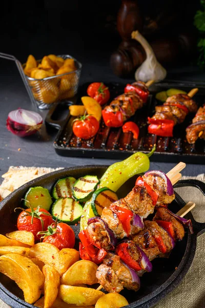 Shish kebab con varias verduras y patatas de campo especias — Foto de Stock