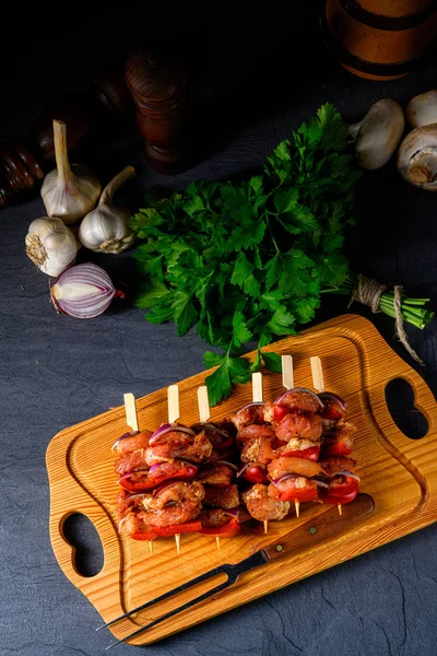 Çeşitli sebzelerle çiğ şiş kebap. — Stok fotoğraf