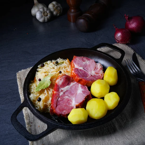 Βραστό ξινολάχανο και νόστιμη σέλα χοιρινού κρέατος — Φωτογραφία Αρχείου