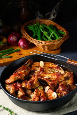 Sarımsak ve barbekü soslu baharatlı domuz kaburgası.