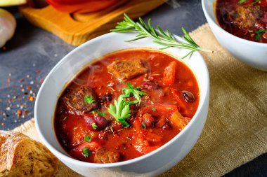 Fasulyeli baharatlı Meksika usulü biftek.