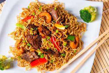 Biftek ve sebzeli kızarmış Mie eriştesi..