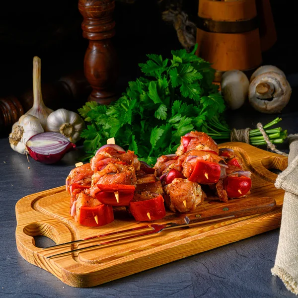 Çeşitli Sebzelerle Çiğ Şiş Kebap — Stok fotoğraf