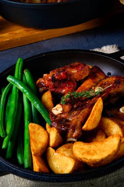 Fasulyeli kaburga ve patates.