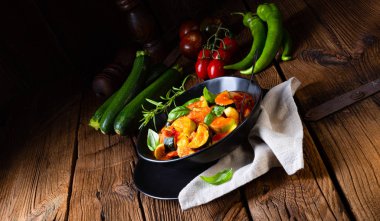 kabaklı vejetaryen ratatouille domates soslu ve otlu.