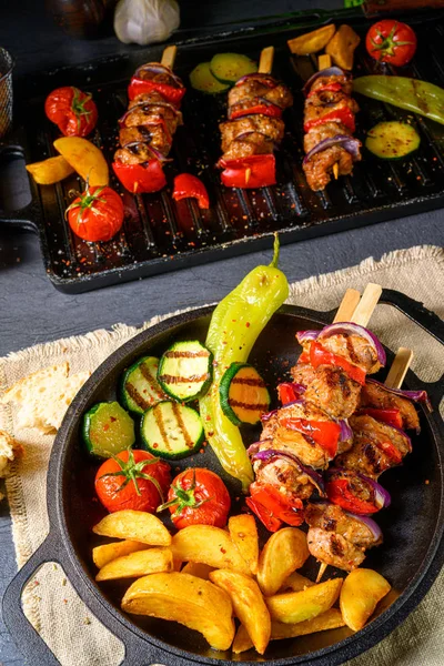 Shish Kebab Różnych Warzyw Przypraw Ziemniaków Kraju — Zdjęcie stockowe