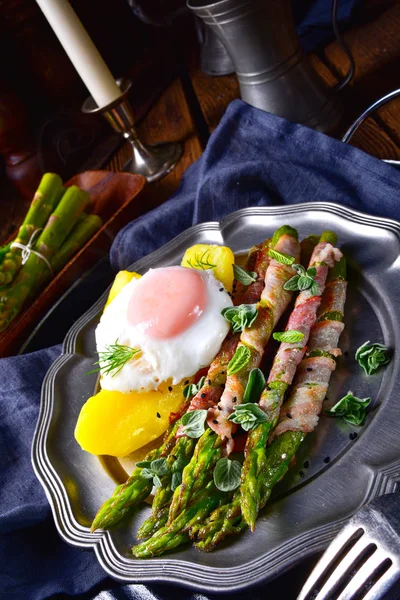Delicious Green Asparagus Wrapped Bacon Egg — Stock Photo, Image