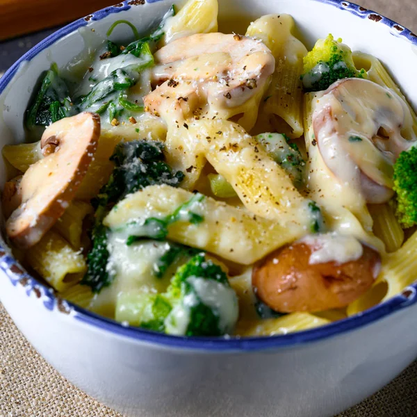 Pastas Reales Con Setas Espinacas Brócoli —  Fotos de Stock