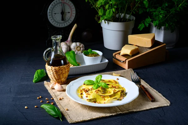 Vegetariano Italiano Tortelli Met Geroosterde Pijnboompitten Pesto Basilico — Stockfoto