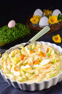 Taze yumurta salatası soğanı ve lezzetli mayonez..