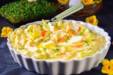 Taze yumurta salatası soğanı ve lezzetli mayonez..