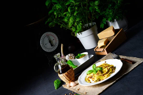 Vegetariano Italiano Tortelli Con Piñones Asados Pesto Basilico —  Fotos de Stock