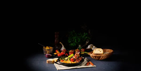 Shish Kebab Med Olika Grönsaker Och Kryddpotatis — Stockfoto