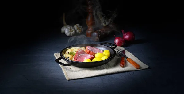 煮熟的泡菜和美味的猪肉鞍子 — 图库照片