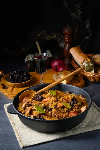 Gerçek bir Polonyalı 'Bigos', kurutulmuş erikler ve şaraplı eski bir tariften sonra.