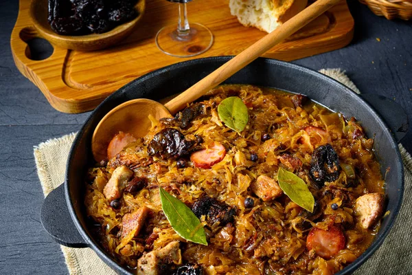 Gerçek bir Polonyalı 'Bigos', kurutulmuş erikler ve şaraplı eski bir tariften sonra.