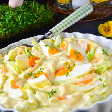 Taze yumurta salatası soğanı ve lezzetli mayonez..