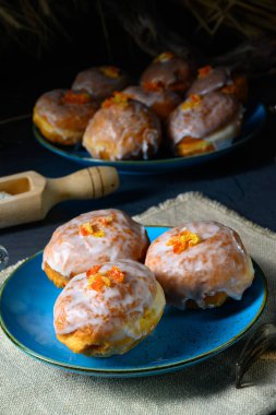 Reçelli ve kremalı Berlin çörekleri.