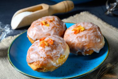 Reçelli ve kremalı Berlin çörekleri.