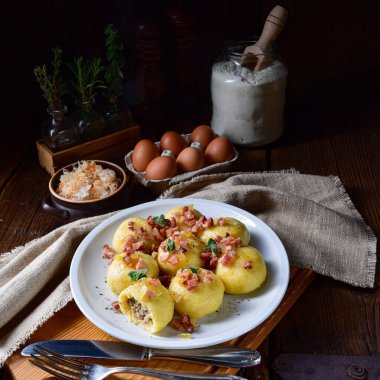 Etli ve mantarlı lahana turşulu Polonya hamur tatlısı.