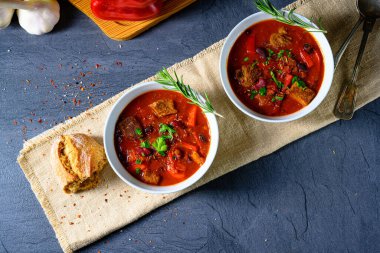 Fasulyeli baharatlı Meksika usulü biftek.