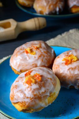 Reçelli ve kremalı Berlin çörekleri.