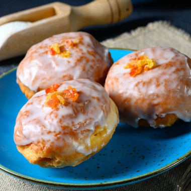 Reçelli ve kremalı Berlin çörekleri.