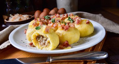 Etli ve mantarlı lahana turşulu Polonya hamur tatlısı.