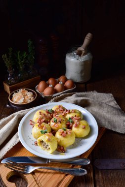 Etli ve mantarlı lahana turşulu Polonya hamur tatlısı.