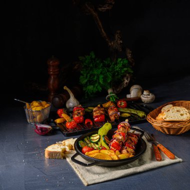 Şiş kebap, çeşitli sebzeler ve baharatlı patates.