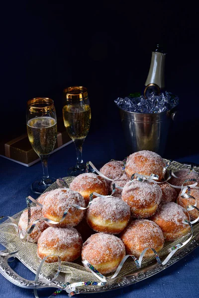 Beaux beignets berlinois avec remplissage de confiture et glaçage — Photo